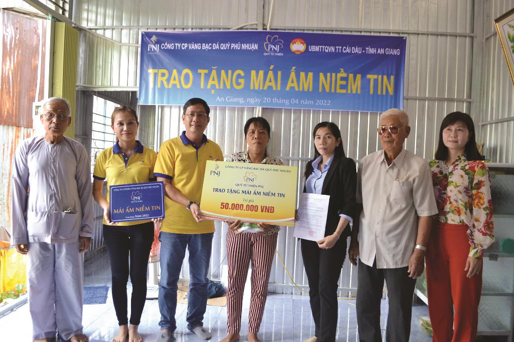 Xây mái ấm cho người nghèo