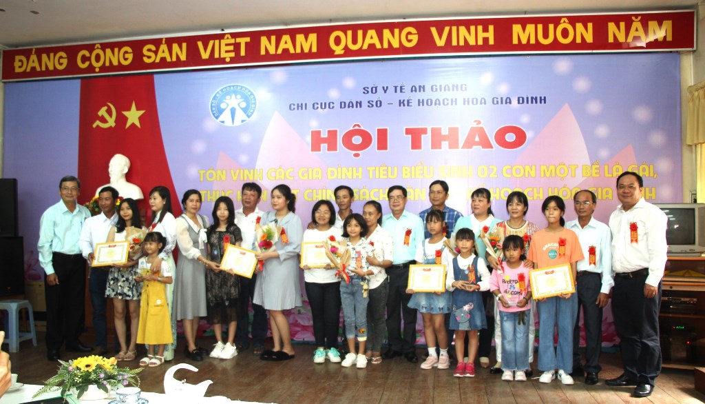Tôn vinh gia đình tiêu biểu sinh 2 con một bề là gái