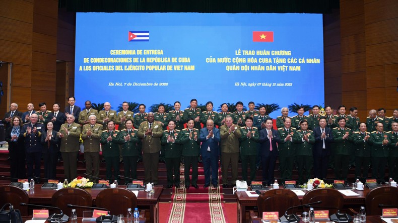 Trao Huân chương của Cuba tặng các sĩ quan Quân đội nhân dân Việt Nam