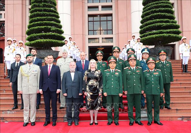 Bộ trưởng Bộ Quốc phòng Cộng hòa Séc thăm chính thức Việt Nam