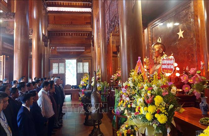Trưởng bản tiêu biểu Việt - Lào xúc động khi thăm quê Bác Hồ