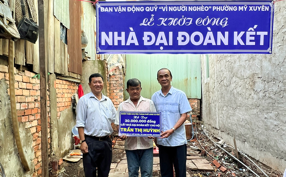 Khởi công xây dựng nhà Đại đoàn kết hộ cận nghèo ở phường Mỹ Xuyên