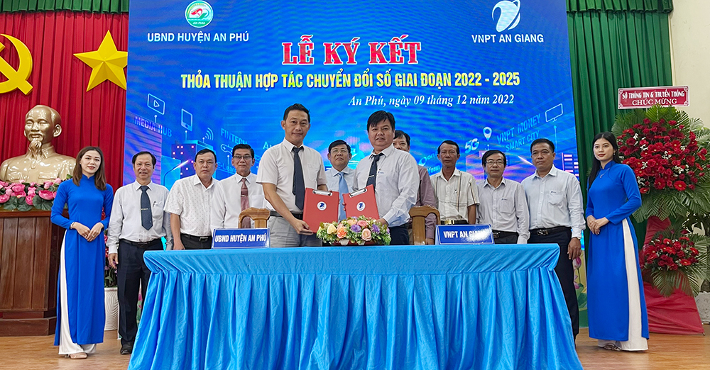 UBND An Phú ký kết thỏa thuận hợp tác chuyển đổi số giai đoạn 2022-2025 và ra mắt Trung tâm Điều hành thông minh (IOC)