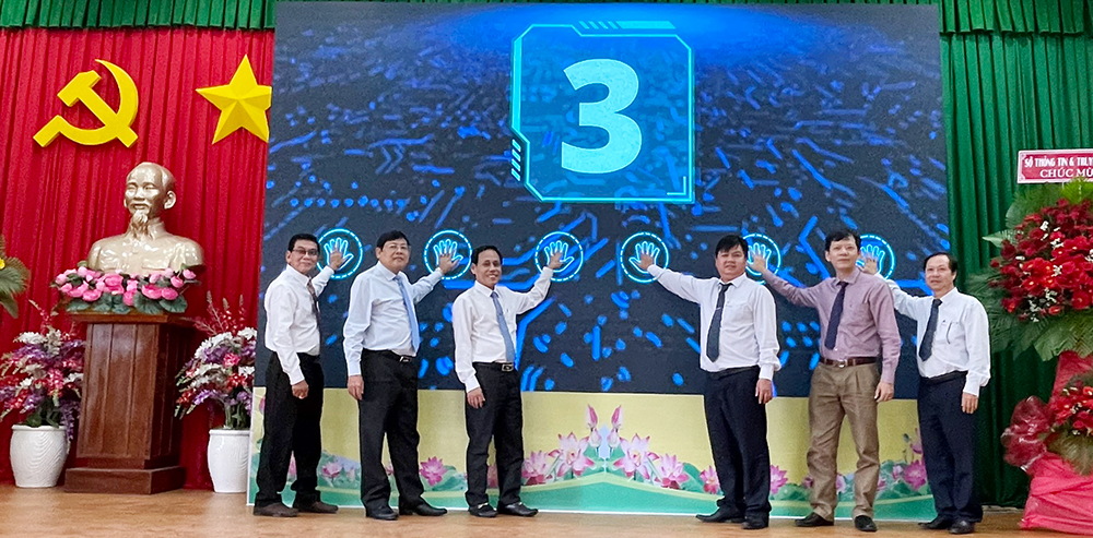 UBND An Phú ký kết thỏa thuận hợp tác chuyển đổi số giai đoạn 2022-2025 và ra mắt Trung tâm Điều hành thông minh (IOC)