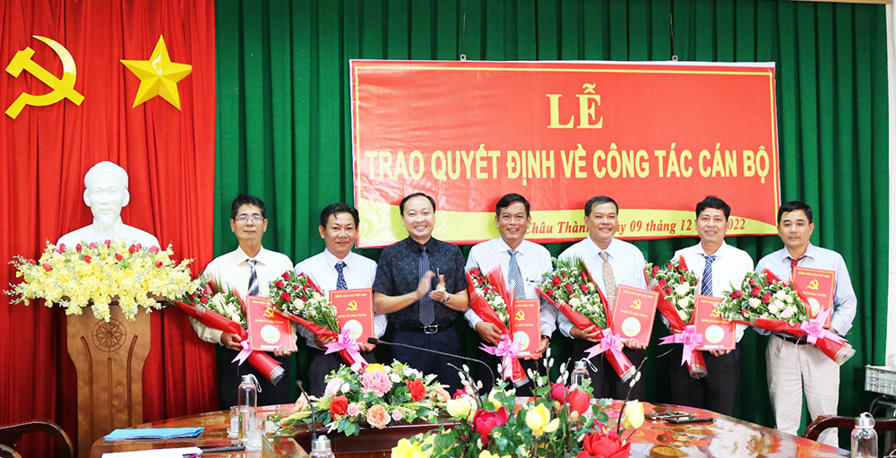 Huyện ủy Châu Thành trao quyết định cán bộ
