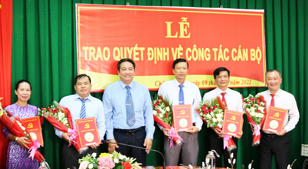 Huyện ủy Châu Thành trao quyết định cán bộ