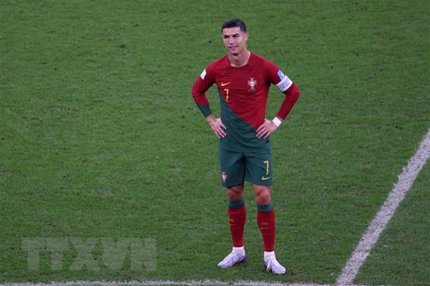 Ronaldo rời tuyển Bồ Đào Nha tuy không như mong đợi, nhưng không phải đó là tất cả. Cùng xem những bức ảnh cảm động về những ngày Ronaldo đã dành cho đội tuyển, và chứng kiến cách mà siêu sao này mang lại niềm tự hào cho Bồ Đào Nha.
