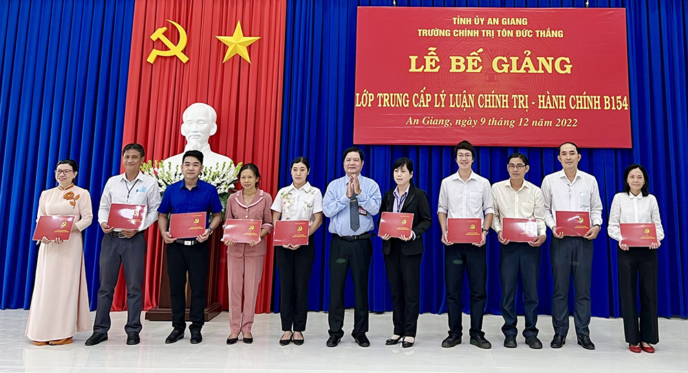 Trường Chính trị Tôn Đức Thắng bế giảng lớp Trung cấp lý luận Chính trị - Hành chính B154