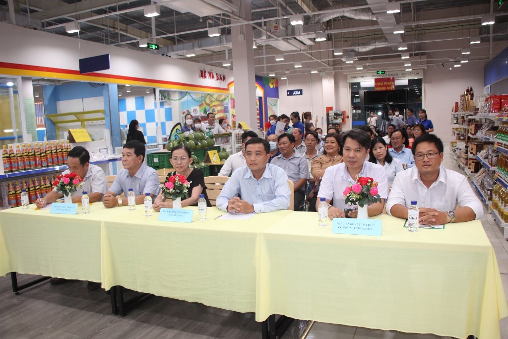 Phiên chợ hàng Việt cuối tuần tại huyện Thoại Sơn