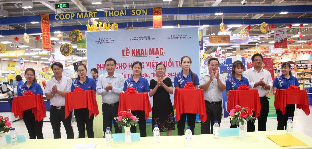 Phiên chợ hàng Việt cuối tuần tại huyện Thoại Sơn