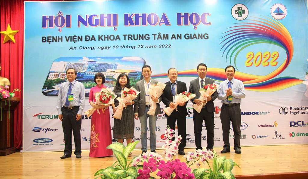 Hơn 300 chuyên gia, bác sĩ, dược sĩ tham dự Hội nghị khoa học do Bệnh viện Đa khoa Trung tâm An Giang tổ chức