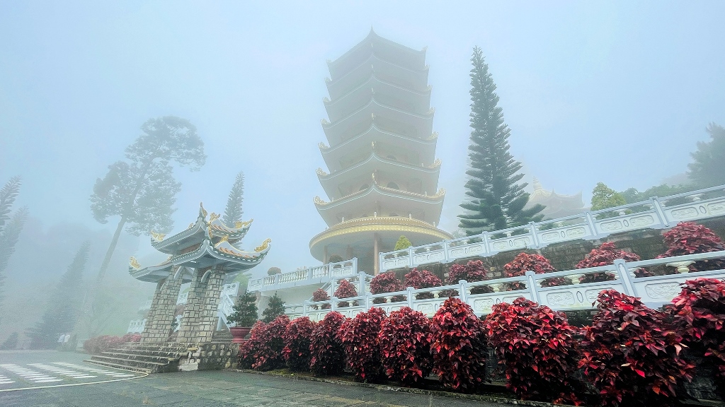 Ngắm chùa Vạn Linh trong mây
