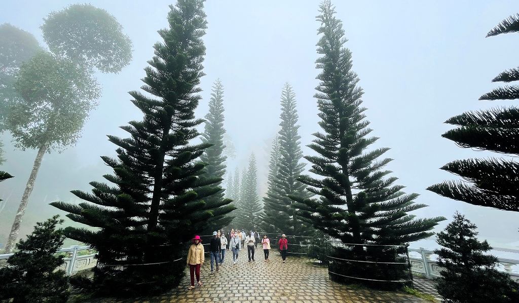 Ngắm chùa Vạn Linh trong mây