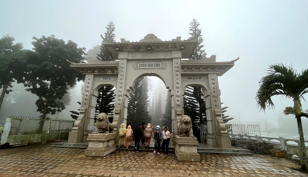 Ngắm chùa Vạn Linh trong mây