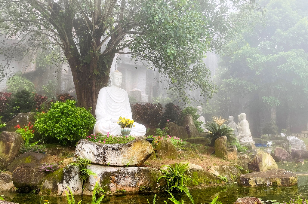 Ngắm chùa Vạn Linh trong mây
