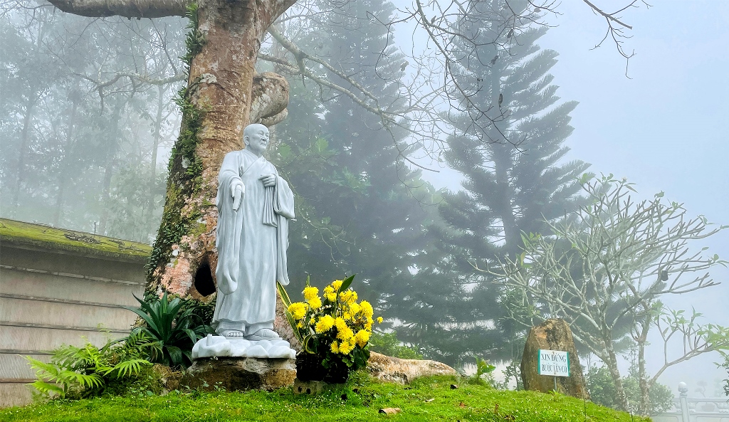 Ngắm chùa Vạn Linh trong mây