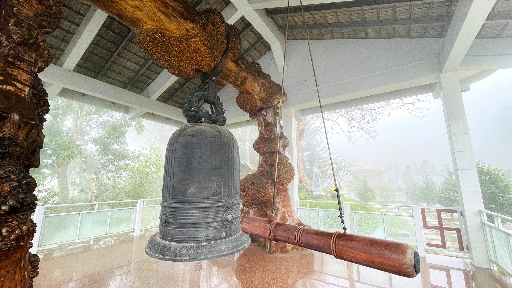 Ngắm chùa Vạn Linh trong mây