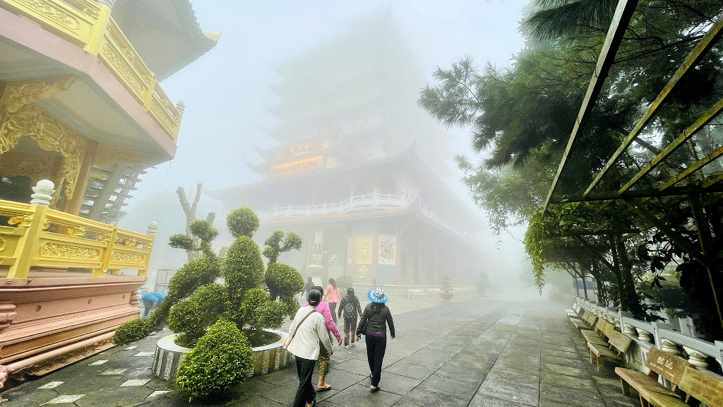 Ngắm chùa Vạn Linh trong mây