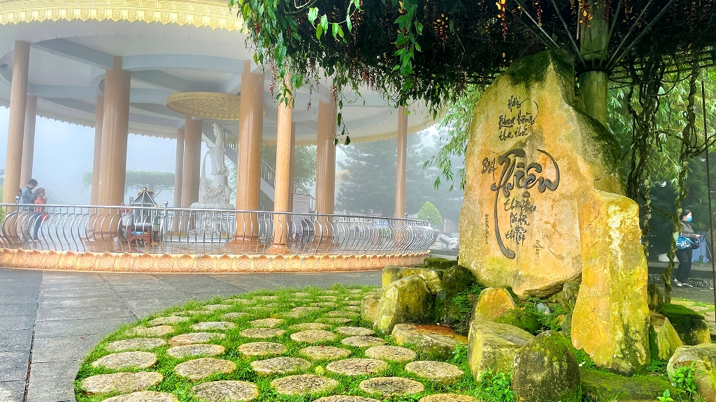 Ngắm chùa Vạn Linh trong mây