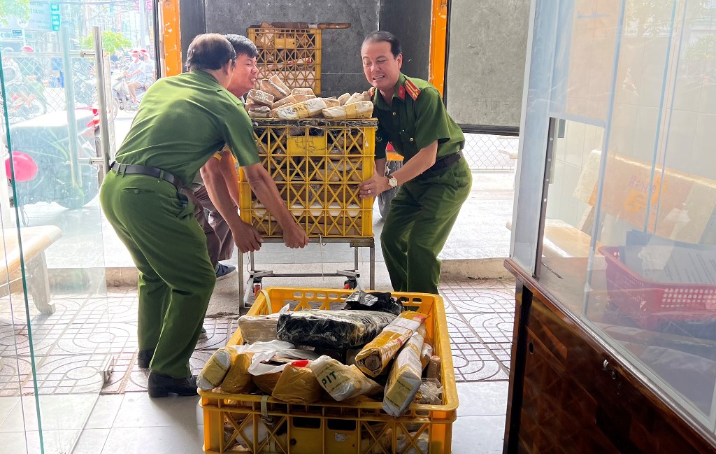 Công an An Giang tiếp nhận gần 300 bưu kiện, bưu phẩm chứa vũ khí, công cụ hỗ trợ