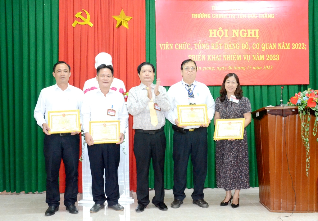 Trường Chính trị Tôn Đức Thắng tăng cường đoàn kết, đạt nhiều kết quả đào tạo, nghiên cứu khoa học