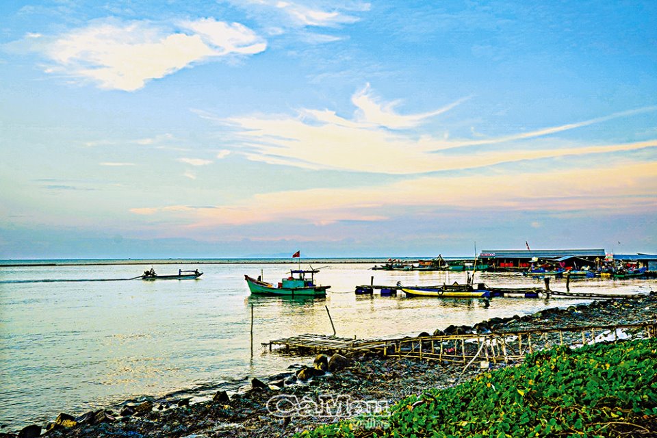 Chiều ven đê biển Tây