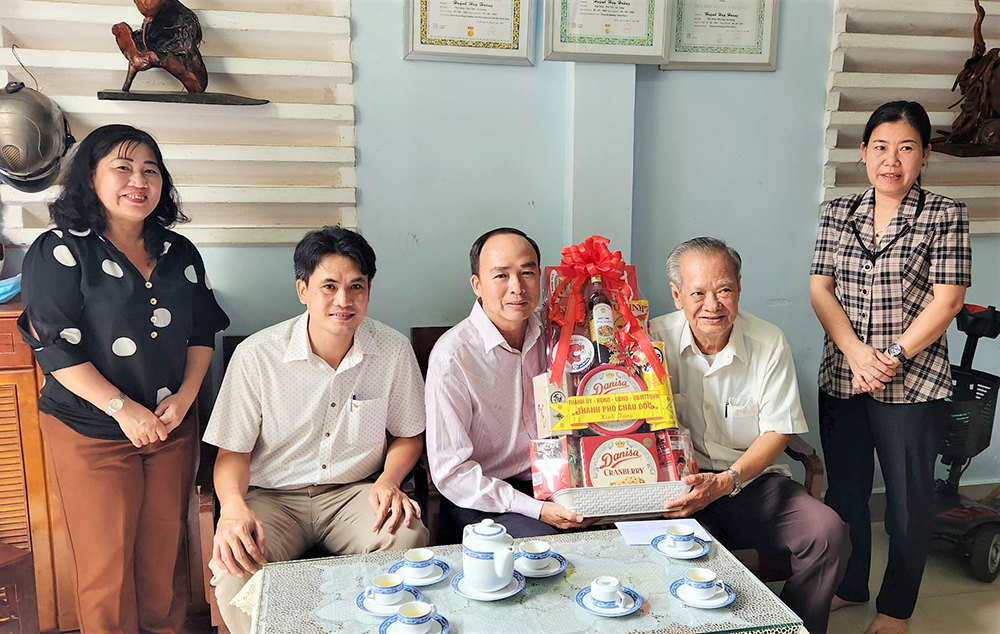 Thành ủy, HĐND, UBND, UBMTTQVN TP. Châu Đốc thăm, chúc Tết lực lượng vũ trang, gia đình chính sách tiêu biểu