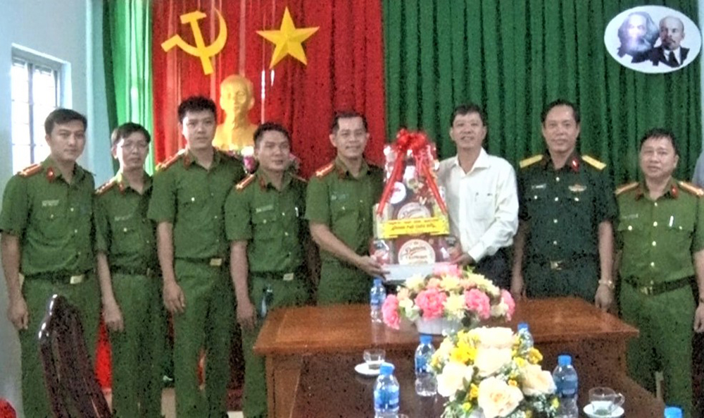 Thành ủy, HĐND, UBND, UBMTTQVN TP. Châu Đốc thăm, chúc Tết lực lượng vũ trang, gia đình chính sách tiêu biểu