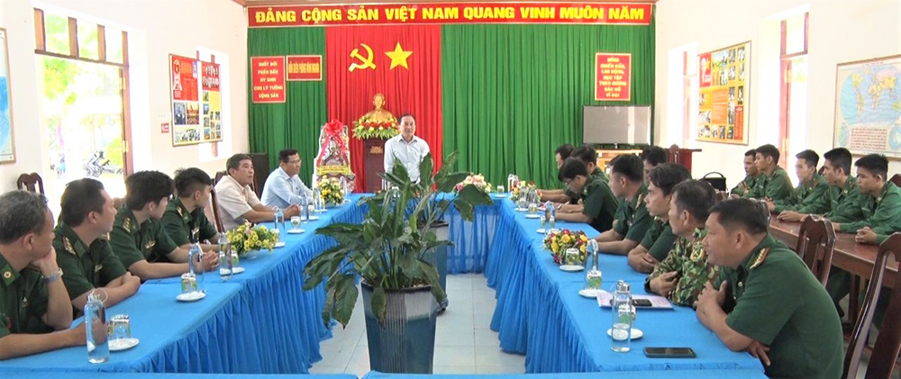Thành ủy, HĐND, UBND, UBMTTQVN TP. Châu Đốc thăm, chúc Tết lực lượng vũ trang, gia đình chính sách tiêu biểu