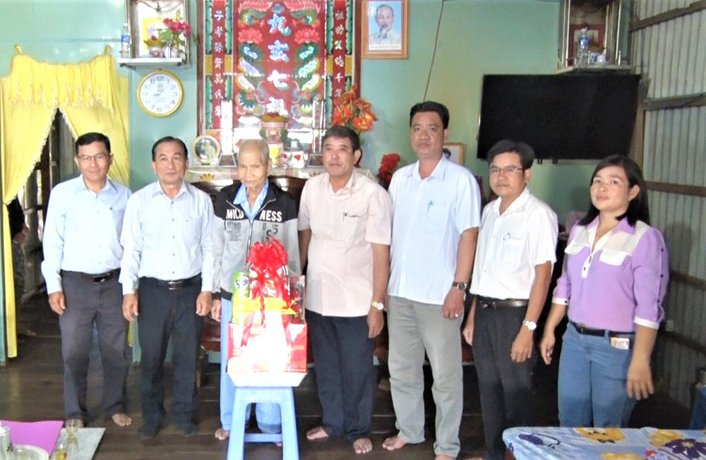 Thành ủy, HĐND, UBND, UBMTTQVN TP. Châu Đốc thăm, chúc Tết lực lượng vũ trang, gia đình chính sách tiêu biểu