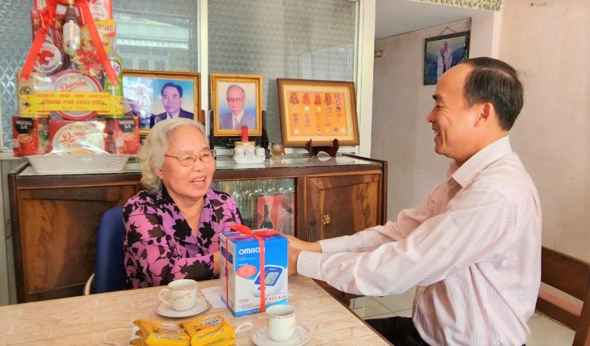 Thành ủy, HĐND, UBND, UBMTTQVN TP. Châu Đốc thăm, chúc Tết lực lượng vũ trang, gia đình chính sách tiêu biểu