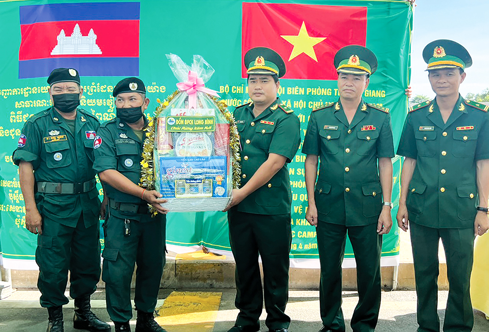 Tết biên cương