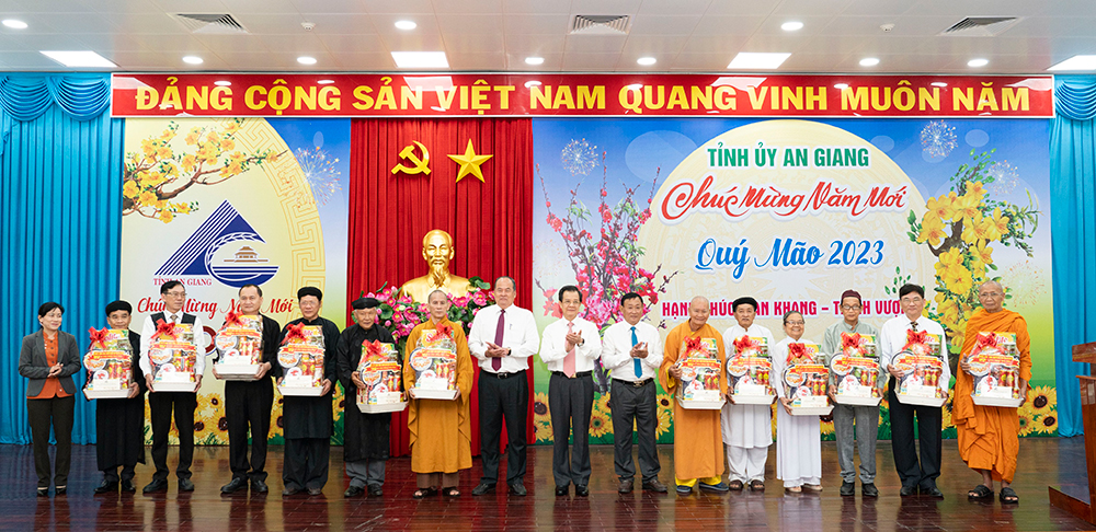 An Giang họp mặt đại biểu tôn giáo, dân tộc, nhân sĩ trí thức và người có uy tín tiêu biểu