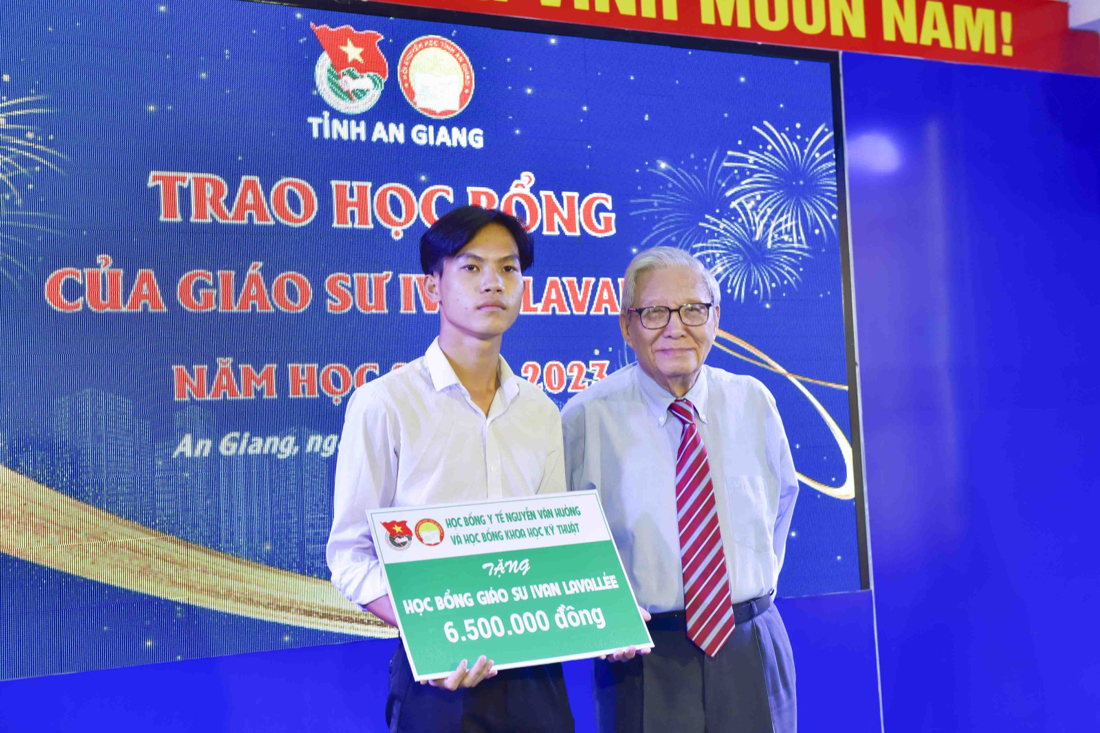 Trao Học bổng Y tế Nguyễn Văn Hưởng và Học bổng Khoa học kỹ thuật năm học 2022- 2023