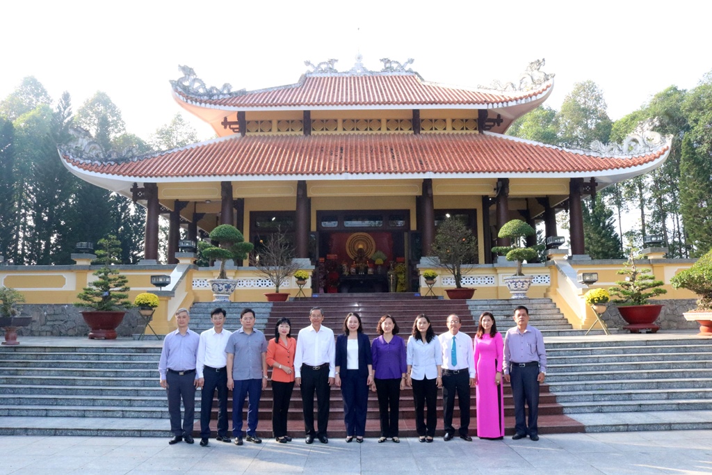 Phó Chủ tịch nước Võ Thị Ánh Xuân dâng hoa, dâng hương tại Đền thờ Chủ tịch Tôn Đức Thắng