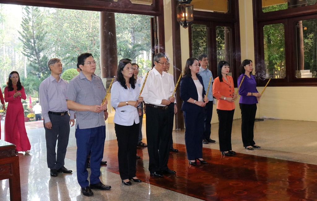 Phó Chủ tịch nước Võ Thị Ánh Xuân dâng hoa, dâng hương tại Đền thờ Chủ tịch Tôn Đức Thắng