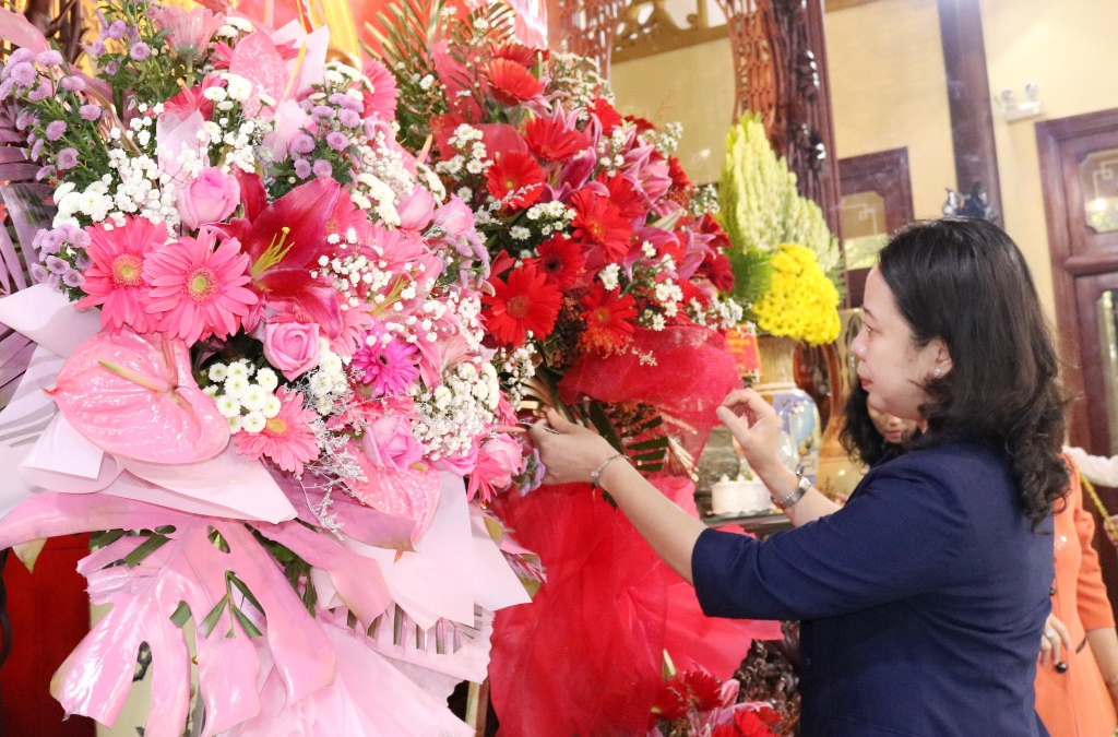 Phó Chủ tịch nước Võ Thị Ánh Xuân dâng hoa, dâng hương tại Đền thờ Chủ tịch Tôn Đức Thắng