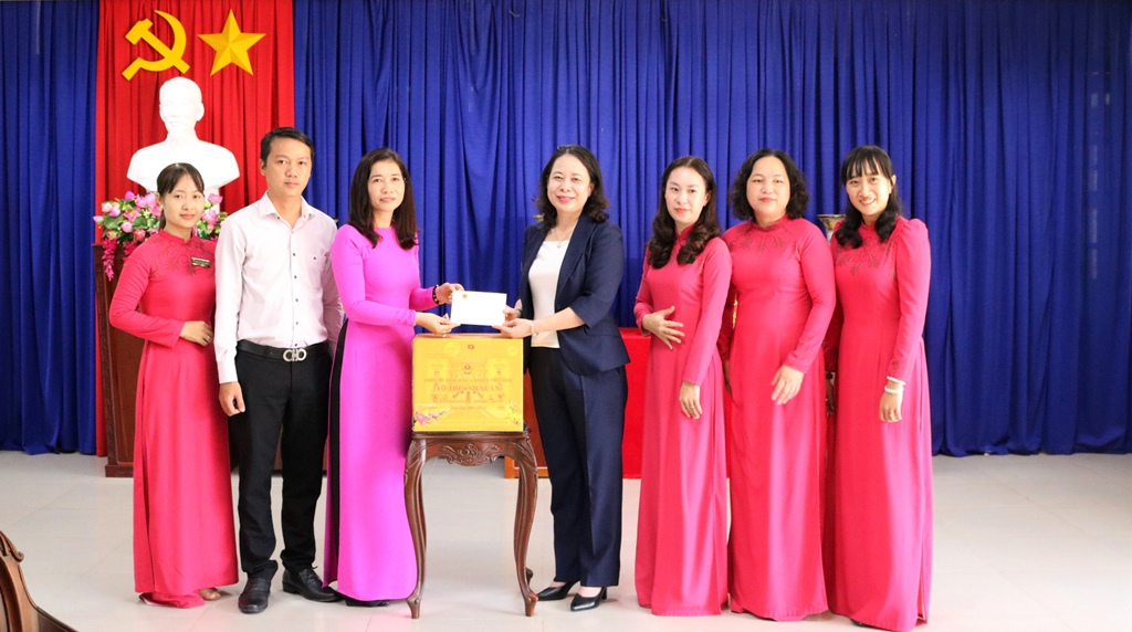 Phó Chủ tịch nước Võ Thị Ánh Xuân dâng hoa, dâng hương tại Đền thờ Chủ tịch Tôn Đức Thắng