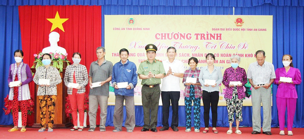 Đoàn đại biểu Quốc hội An Giang và thiếu tướng Đinh Văn Nơi, Giám đốc Công an Quảng Ninh tặng 1.200 phần quà Tết cho người dân An Giang