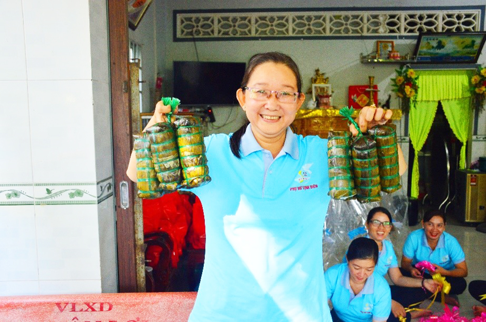Gói 2.000 đòn bánh tét tặng lực lượng vũ trang huyện Tịnh Biên