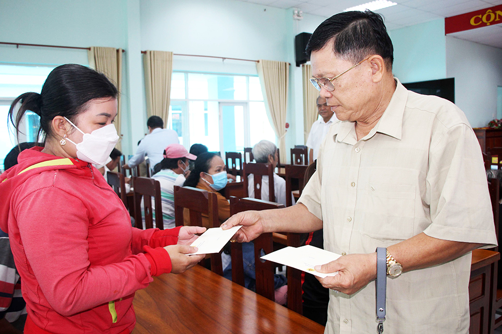 Đoàn đại biểu Quốc hội An Giang và thiếu tướng Đinh Văn Nơi, Giám đốc Công an Quảng Ninh tặng 1.200 phần quà Tết cho người dân An Giang