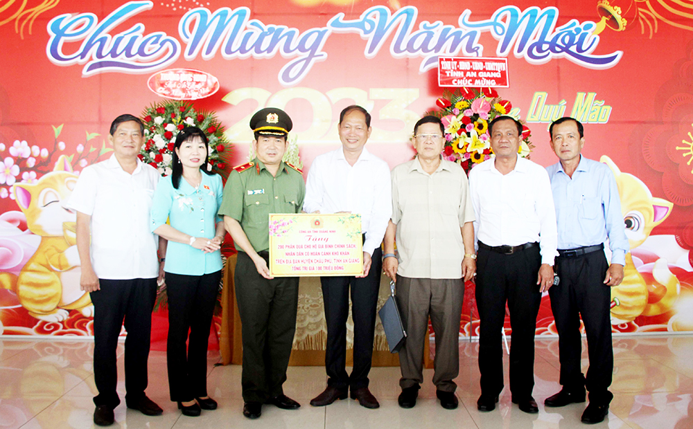 Đoàn đại biểu Quốc hội An Giang và thiếu tướng Đinh Văn Nơi, Giám đốc Công an Quảng Ninh tặng 1.200 phần quà Tết cho người dân An Giang