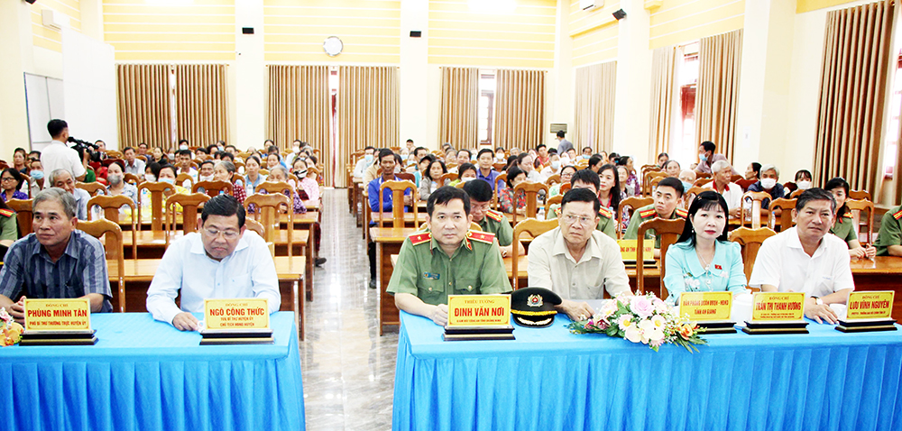Đoàn đại biểu Quốc hội An Giang và thiếu tướng Đinh Văn Nơi, Giám đốc Công an Quảng Ninh tặng 1.200 phần quà Tết cho người dân An Giang