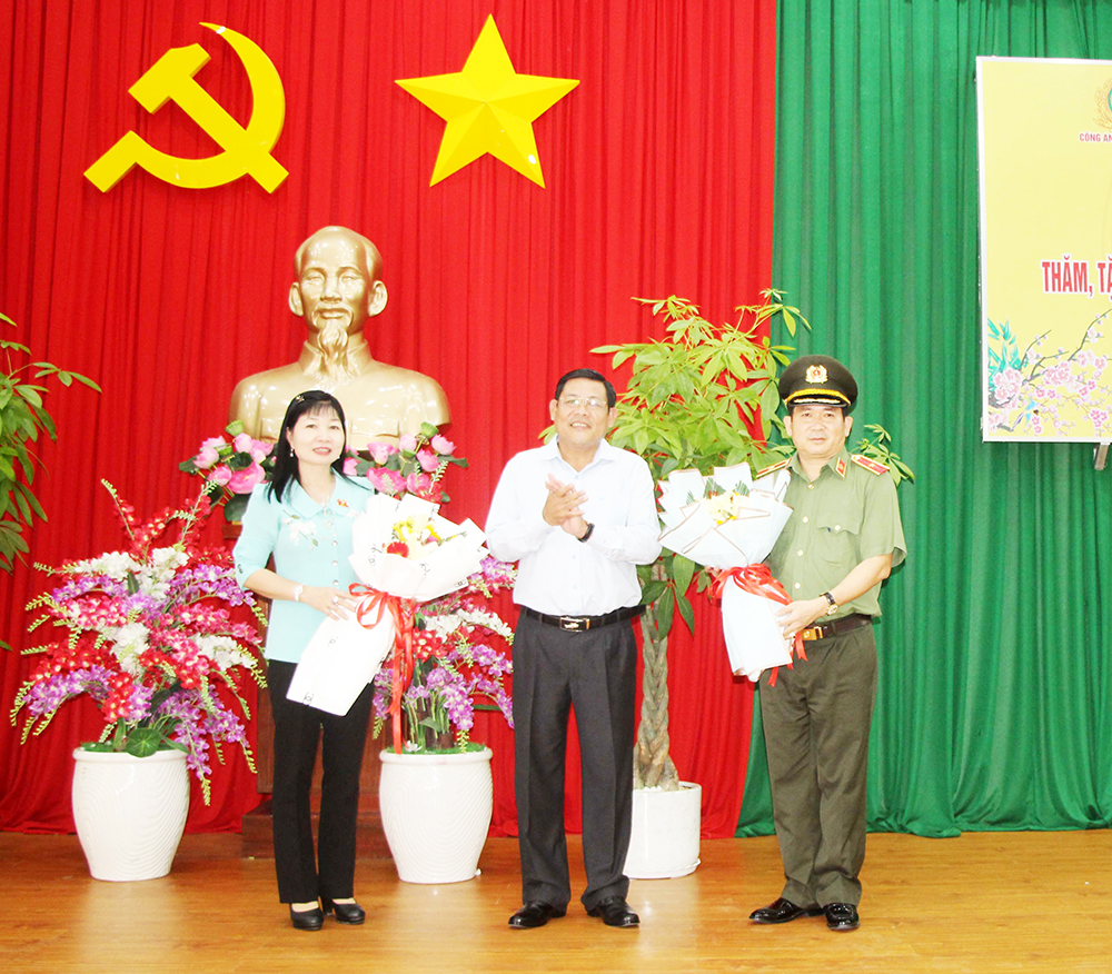 Đoàn đại biểu Quốc hội An Giang và thiếu tướng Đinh Văn Nơi, Giám đốc Công an Quảng Ninh tặng 1.200 phần quà Tết cho người dân An Giang