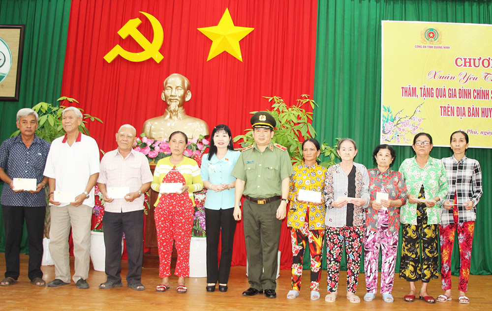 Đoàn đại biểu Quốc hội An Giang và thiếu tướng Đinh Văn Nơi, Giám đốc Công an Quảng Ninh tặng 1.200 phần quà Tết cho người dân An Giang