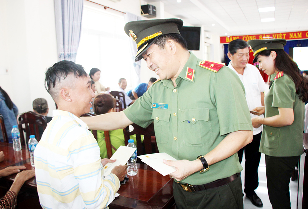 Đoàn đại biểu Quốc hội An Giang và thiếu tướng Đinh Văn Nơi, Giám đốc Công an Quảng Ninh tặng 1.200 phần quà Tết cho người dân An Giang
