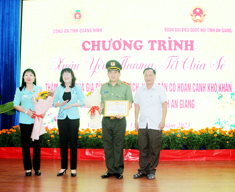 Đoàn đại biểu Quốc hội An Giang và thiếu tướng Đinh Văn Nơi, Giám đốc Công an Quảng Ninh tặng 1.200 phần quà Tết cho người dân An Giang