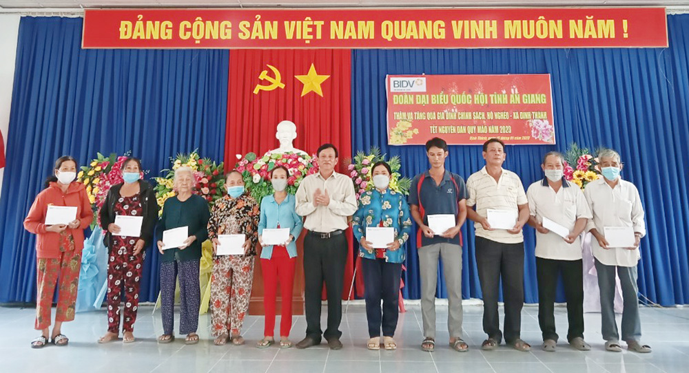 Đoàn đại biểu Quốc hội tỉnh An Giang tặng quà các gia đình chính sách, hộ nghèo ở huyện Thoại Sơn