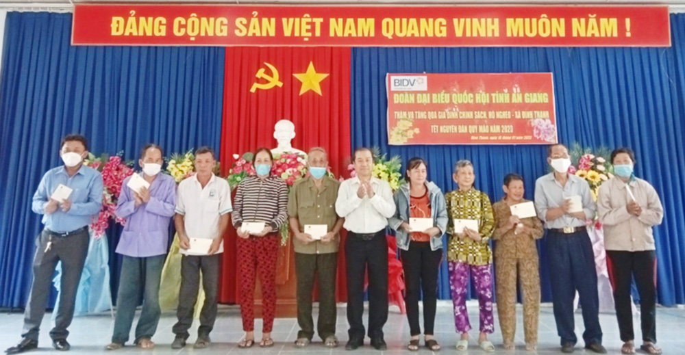 Đoàn đại biểu Quốc hội tỉnh An Giang tặng quà các gia đình chính sách, hộ nghèo ở huyện Thoại Sơn