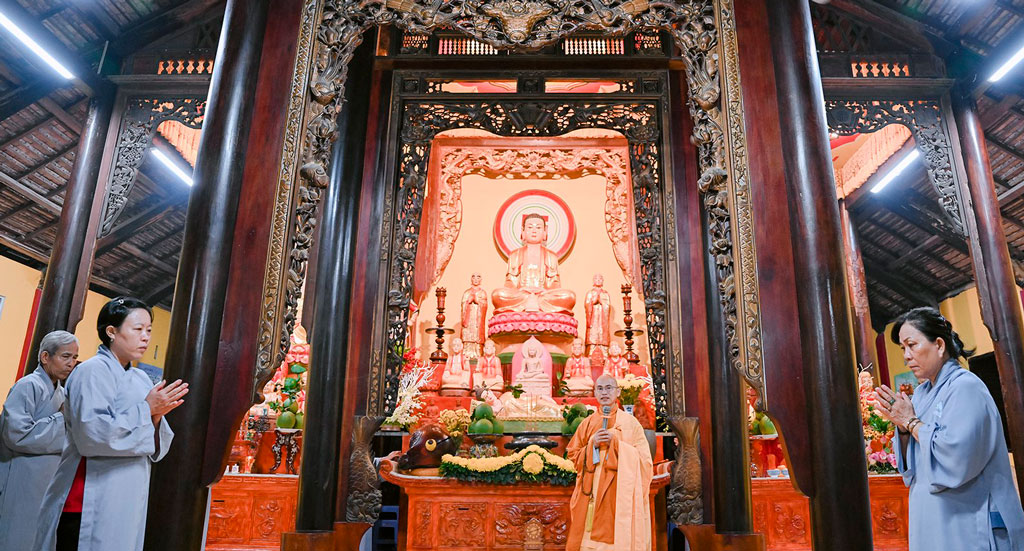 Ngày xuân thăm chùa cổ